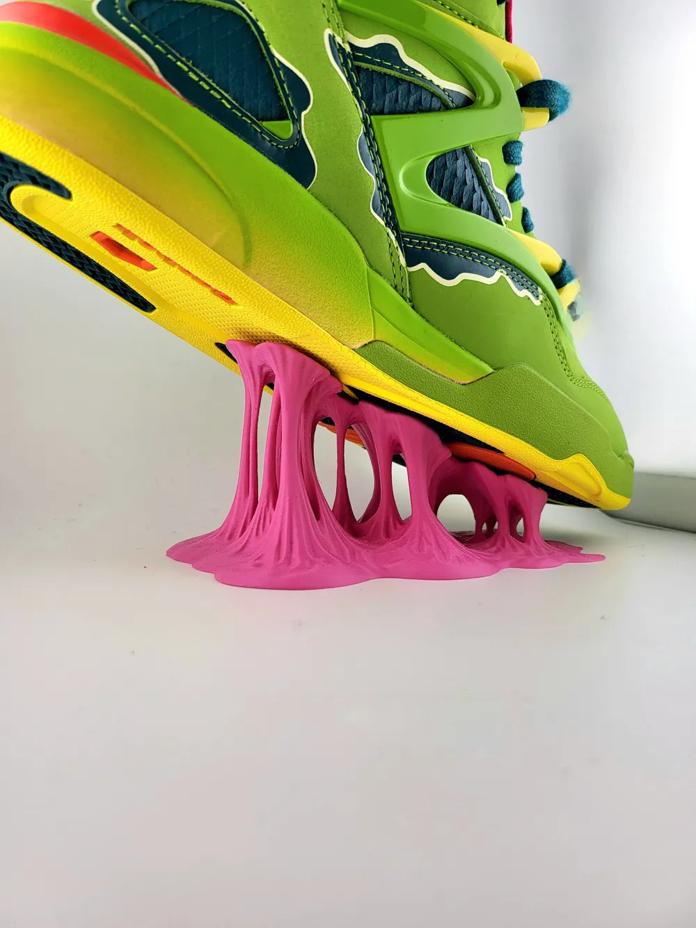 Sneaker Display Stand – Dripping Gum Style Holder