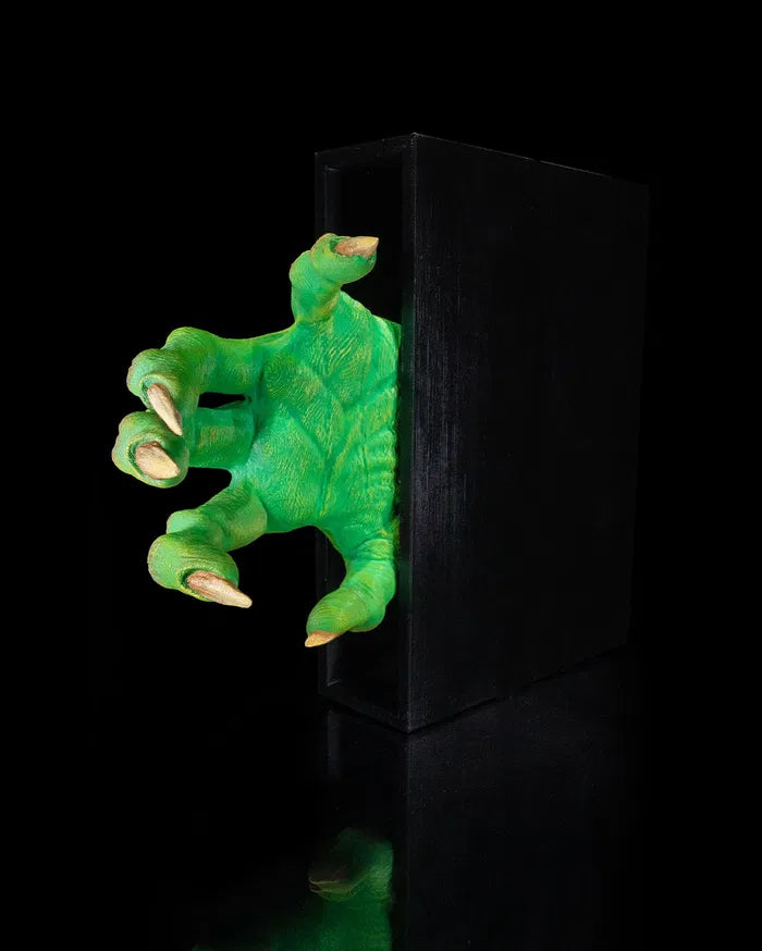 Creeping_In_Book_Nook3_dfa55d5d92